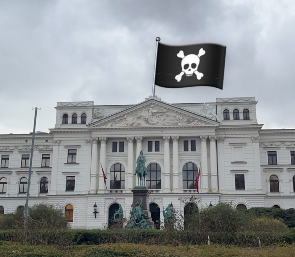 Eine Piratenflagge weht auf dem Dach des Rathauses Altona